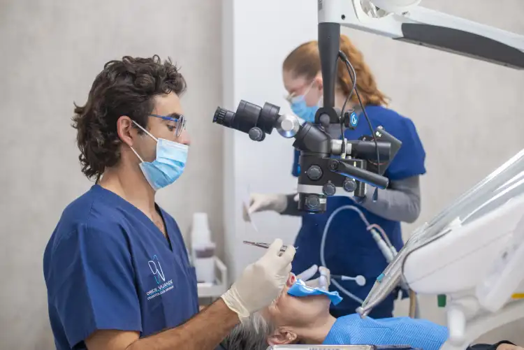 Guillermo Clínica Dental Vijande trabajando en una endodoncia