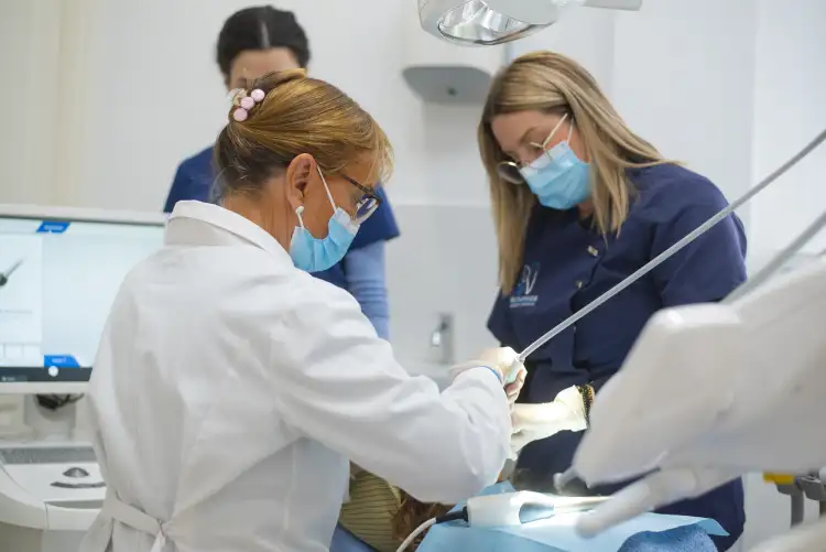 María Clínica Dental Vijande tratando un paciente de endodoncia en muela